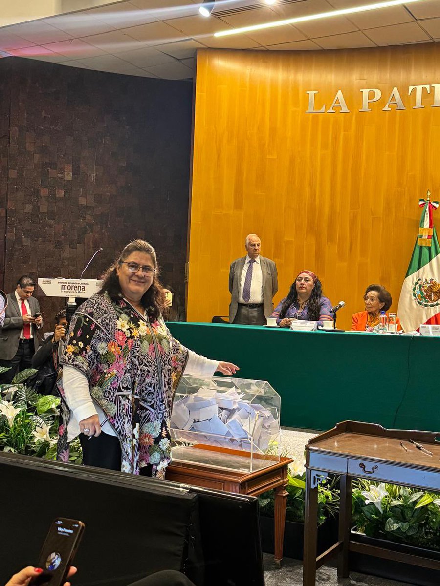 Ya en la H. Cámara de Diputados, tuve el honor de participar en nuestra Primera Reunión Plenaria de MORENA, donde trazamos la ruta legislativa que nuestro grupo parlamentario seguirá esta legislatura. Celebro uno de nuestros primeros acuerdos: proponer a la Mtra. <a href="/IfigeniaMtz/">Fundación Ifigenia Martínez</a>