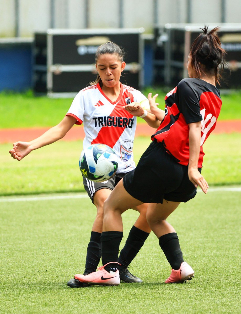 indeselsalvador's tweet photo. ⚽️

El Instituto Nacional 14 de Julio de 1875, de San Francisco Gotera, Morazán, se va al descanso con ventaja de 1-0 ante Centro Escolar Alberto Guerra Trigueros, de Armenia, Sonsonate, en la final nacional del fútbol femenino en los #JuegosEstudiantiles

#ConstruyendoElCamino https://t.co/IOCzUcs5SH