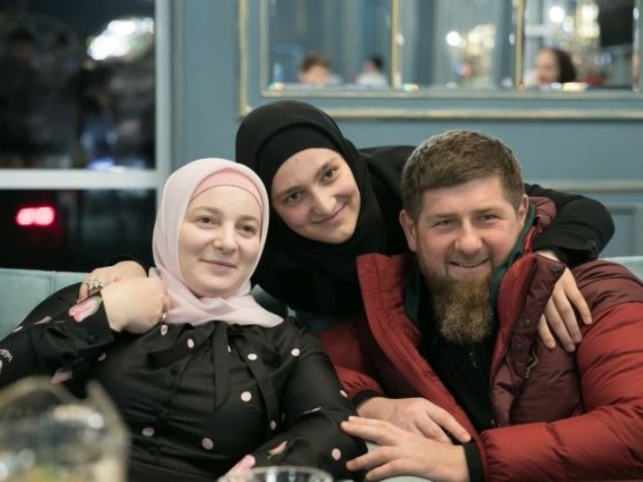 fakeofforg's tweet photo. 3 дочери гауляйтера Чечни - Кадырова ездили в Европу по паспортам с другой фамилией.
Дочери главы Чечни - Табарик, Карина и Хеди пересекали границу по документам с фамилией Мусаева. В паспортах было указано отчество Рамзановна и настоящие даты рождения.
И вот тут интересно.
В Европе давно работает система биометрической идентификации которая не позволяет ее обходить таким простым способом.
А это значит, что дочерей Кадырова намеренно пустили зная кто они такие.
Как и почему это стало возможным - вопрос к властям ЕС.