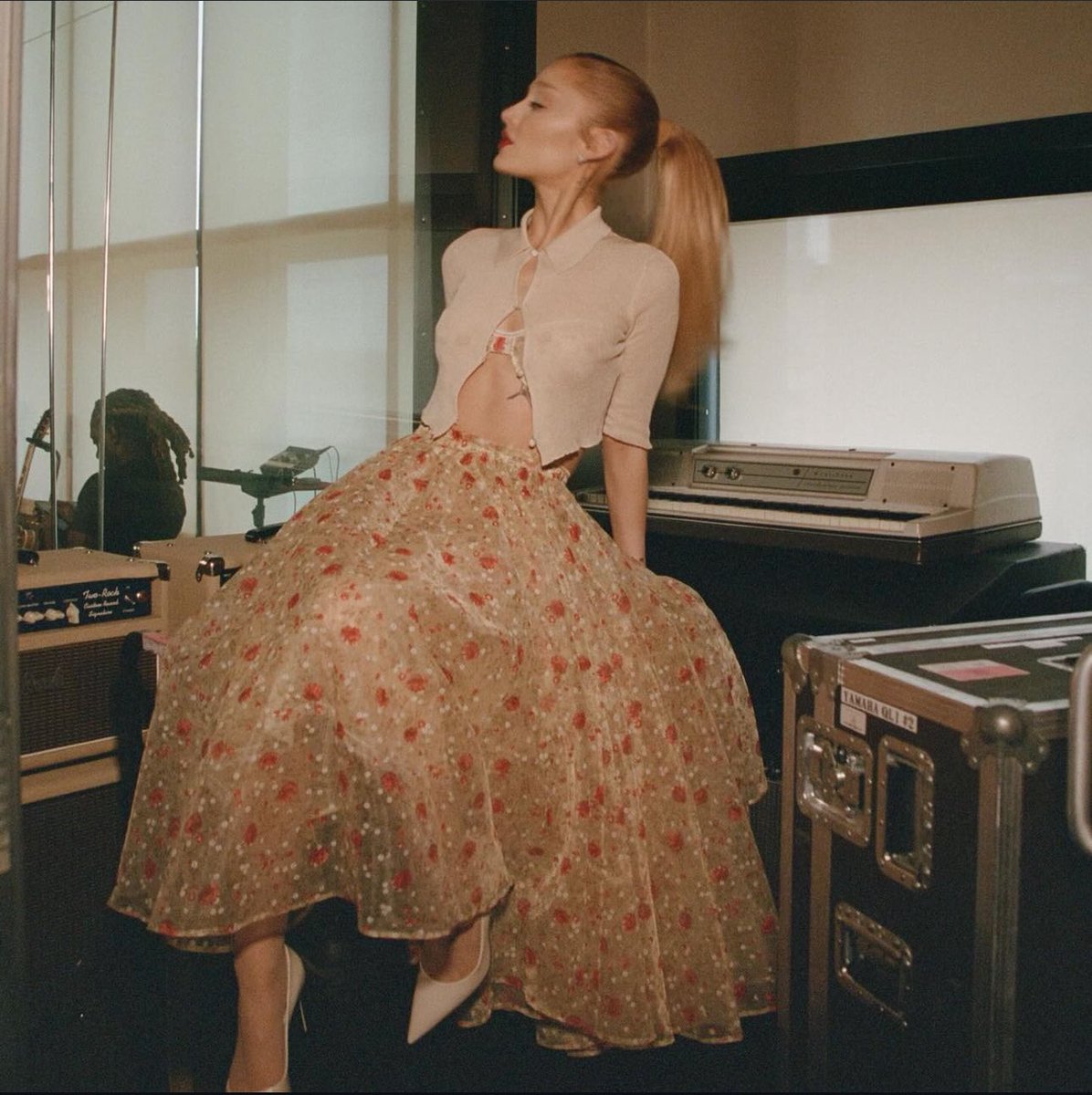 BuzzingPop's tweet photo. Ariana Grande looks demure in new photos shared to social media. https://t.co/F3UnfxRWNR