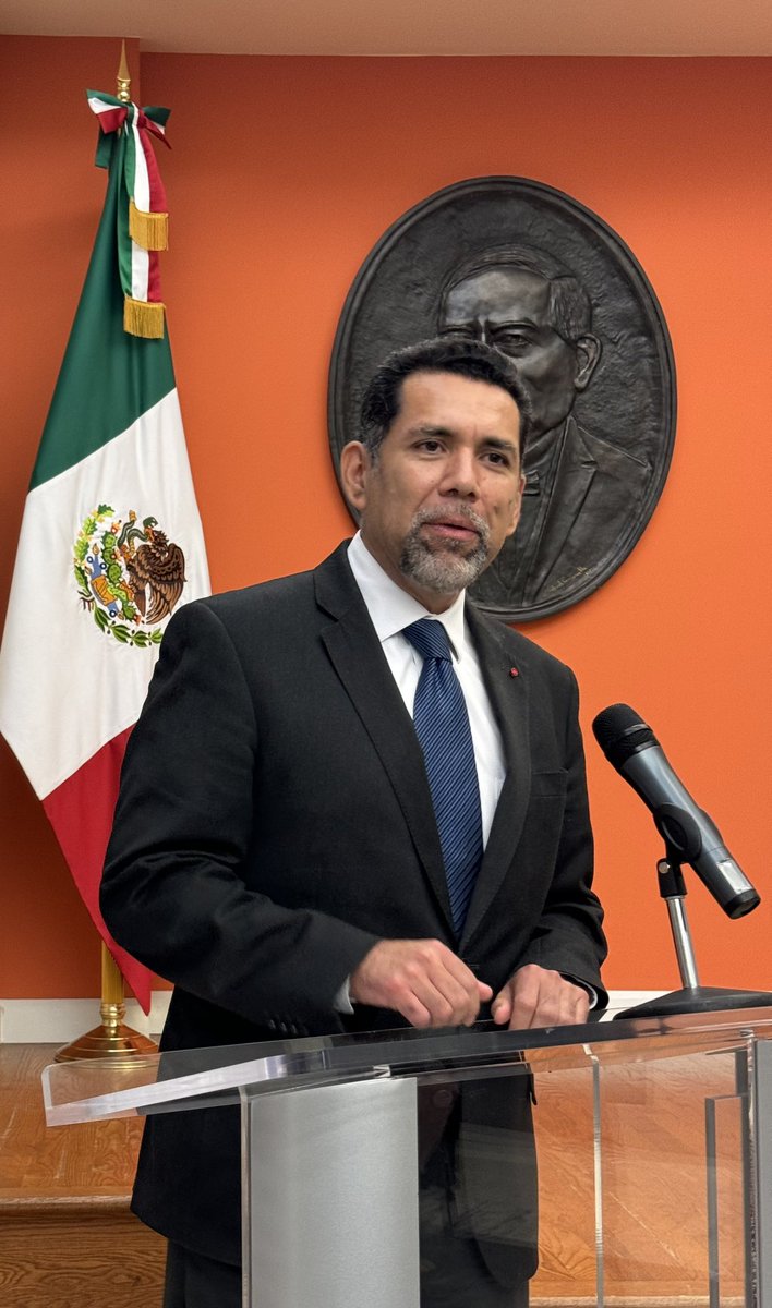 RafaelLaveagaR's tweet photo. Johannes Jácome (@jacome_cid) ha cubierto, con creces, su cuota de tragedias. En el fatídico enero de 2010, el entonces Director General de Protección en la @SRE_mx, @DanielHJoseph, pidió voluntarios para ir al rescate de las personas mexicanas que habían quedado varadas en Haití, tras el terrible sismo que devastó ese país. El abogado Jácome no dudó en ofrecerse como voluntario. 

La tragedia que encontró al llegar a Puerto Príncipe superó todos los escenarios imaginables. Johannes apoyó físicamente en el rescate de personas -y de cuerpos- y logró el objetivo de repatriación encomendado, con el invaluable apoyo de los aviones de @SEMAR_mx. 

Años más tarde, como Cónsul de Protección en @ConsulMexNuy, le tocó la difícil tarea de coordinar al equipo que atendió a las más de mil familias mexicanas que perdieron a un ser querido a causa del COVID.

Este abogado veracruzano es un valioso cuadro jurídico-consular: además de Washington, D.C., Nueva York y la sede de la Cancillería en la CDMX, también ha prestado sus servicios en Uruguay, Brownsville, Las Vegas y Albuquerque.

Johannes es actualmente jefe adjunto de Asuntos Jurídicos en @EmbamexEUA. Hoy recibió, de manos del embajador @emoctezumab, la medalla por 25 años en el Servicio Exterior Mexicano de Carrera.

¡Muchas gracias por tu trabajo, Johannes!

#OrgulloSEM
#OrgulloMexicano