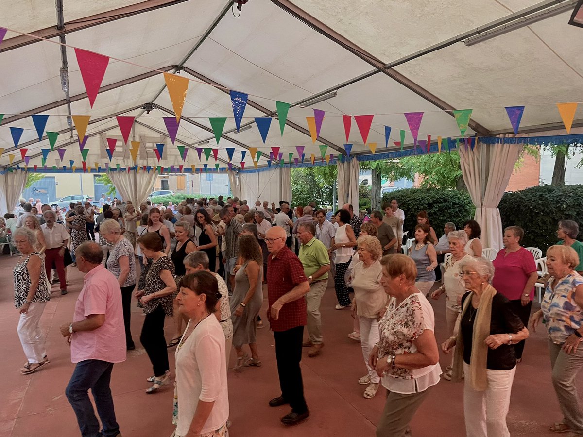 avvlavalldan's tweet photo. Avui són els mes petits els que omplen la plaça major per disfrutar d’allò més amb l’espectacle infantil amb la companyia Pedalí. 🐲🤹‍♀️
Al vespre, segona nit de ball amb la companyia del Cafè Trio. 💃🏻🕺🏻

#festamajorlavalldan #lavalldan2024 https://t.co/WYK2T8t69Q