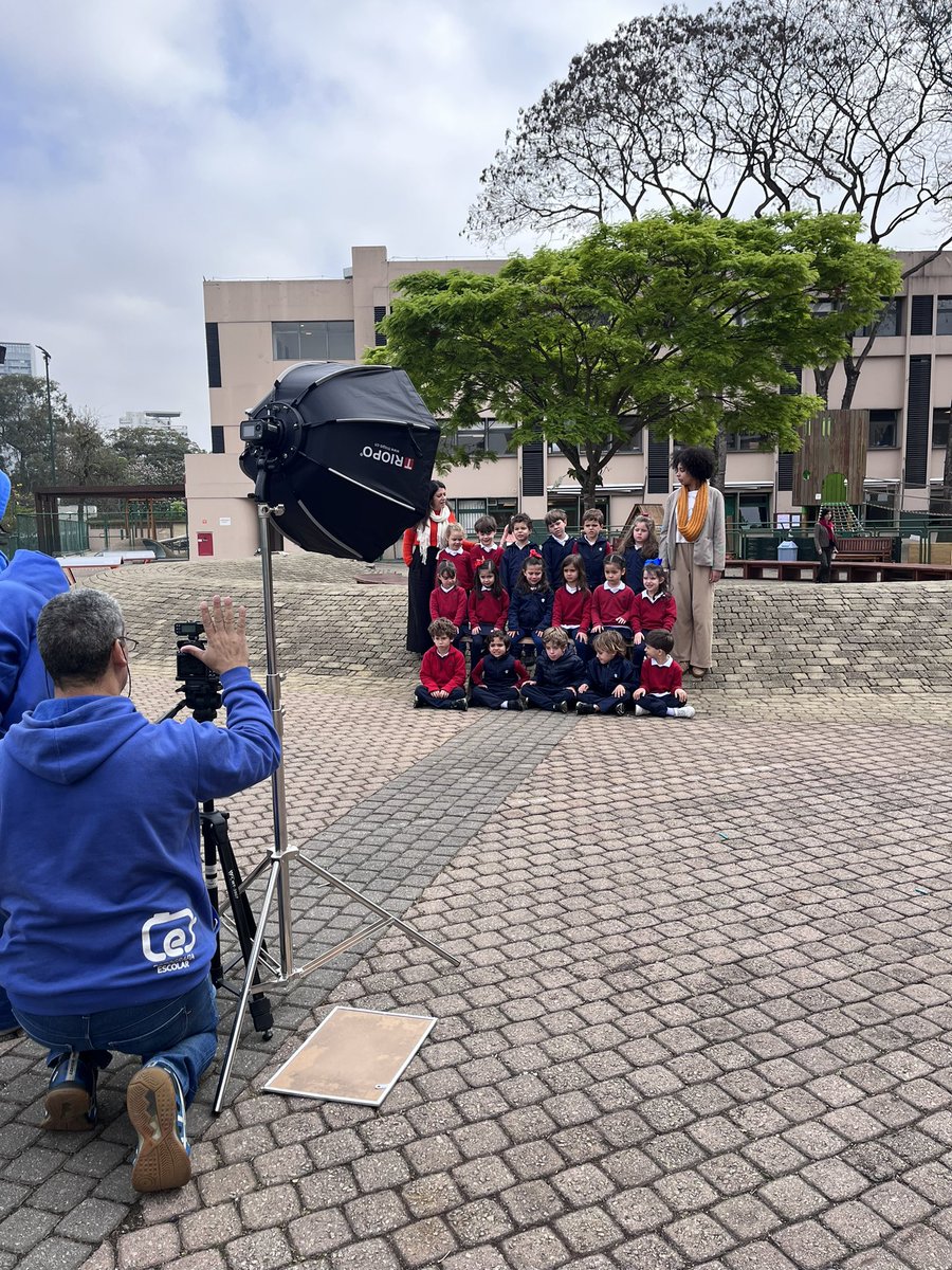 Our pupils looking sharp to have their official year group photo taken! 📸🦁