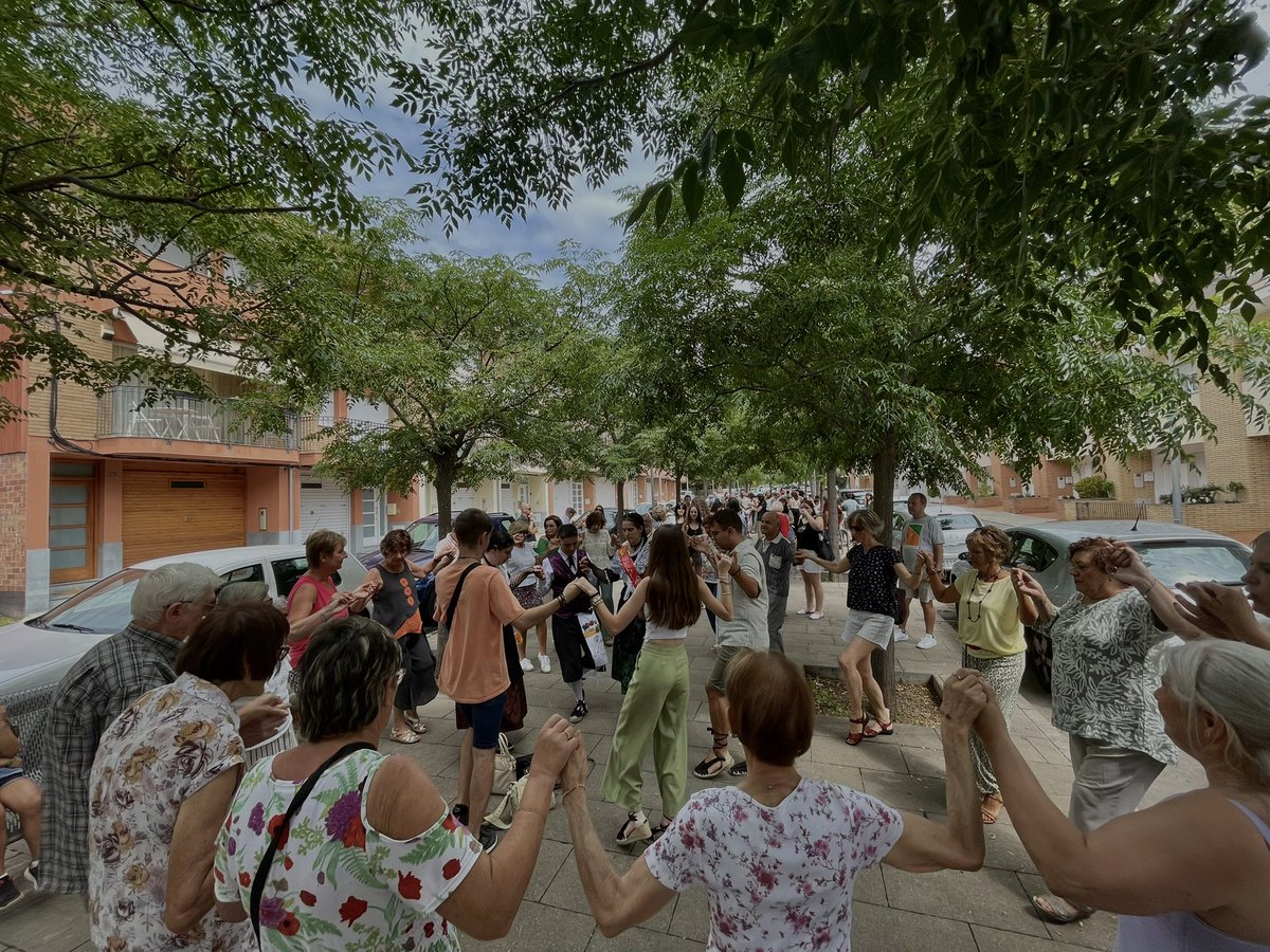 avvlavalldan's tweet photo. Diumenge de festa major als peus de Sant Bartomeu acompanyats de la cobla Pirineu, la Bauma dels Encantats i tots els veïns i veïnes del poble. 
Cercavila, ofici, sardanes i vermut per tothom.
Per no perdre la tradició, primera nit de ball a la plaça major amb Andreus i Susana. https://t.co/VRmKwmQIPS