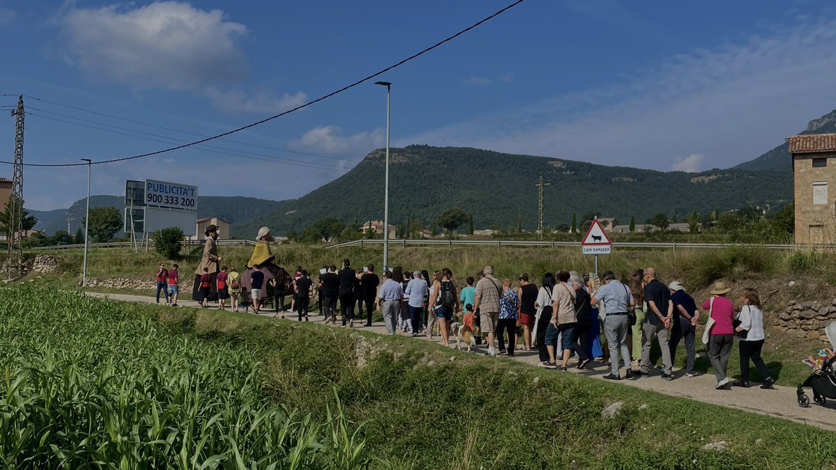 avvlavalldan's tweet photo. Diumenge de festa major als peus de Sant Bartomeu acompanyats de la cobla Pirineu, la Bauma dels Encantats i tots els veïns i veïnes del poble. 
Cercavila, ofici, sardanes i vermut per tothom.
Per no perdre la tradició, primera nit de ball a la plaça major amb Andreus i Susana. https://t.co/VRmKwmQIPS
