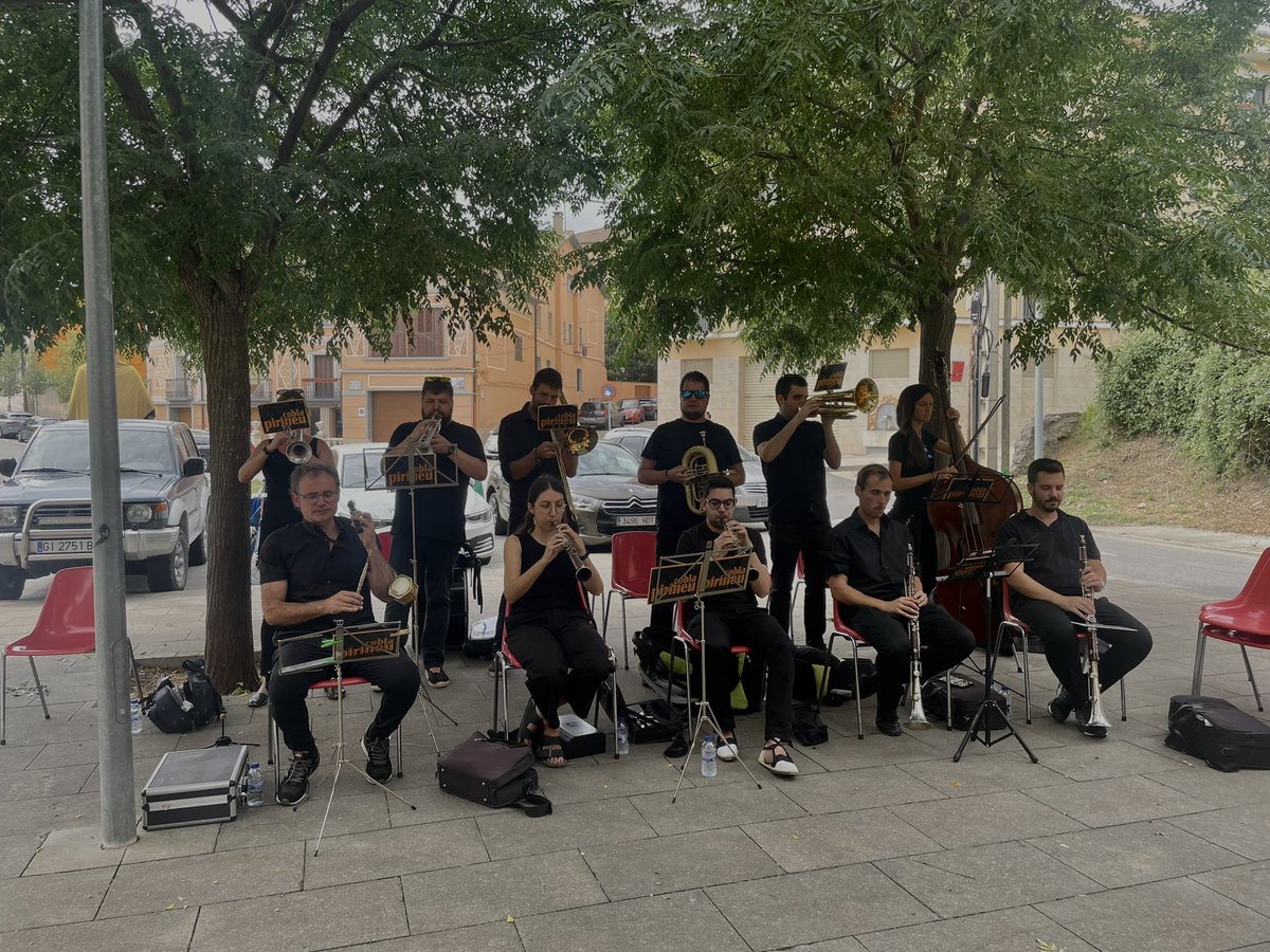 avvlavalldan's tweet photo. Diumenge de festa major als peus de Sant Bartomeu acompanyats de la cobla Pirineu, la Bauma dels Encantats i tots els veïns i veïnes del poble. 
Cercavila, ofici, sardanes i vermut per tothom.
Per no perdre la tradició, primera nit de ball a la plaça major amb Andreus i Susana. https://t.co/VRmKwmQIPS
