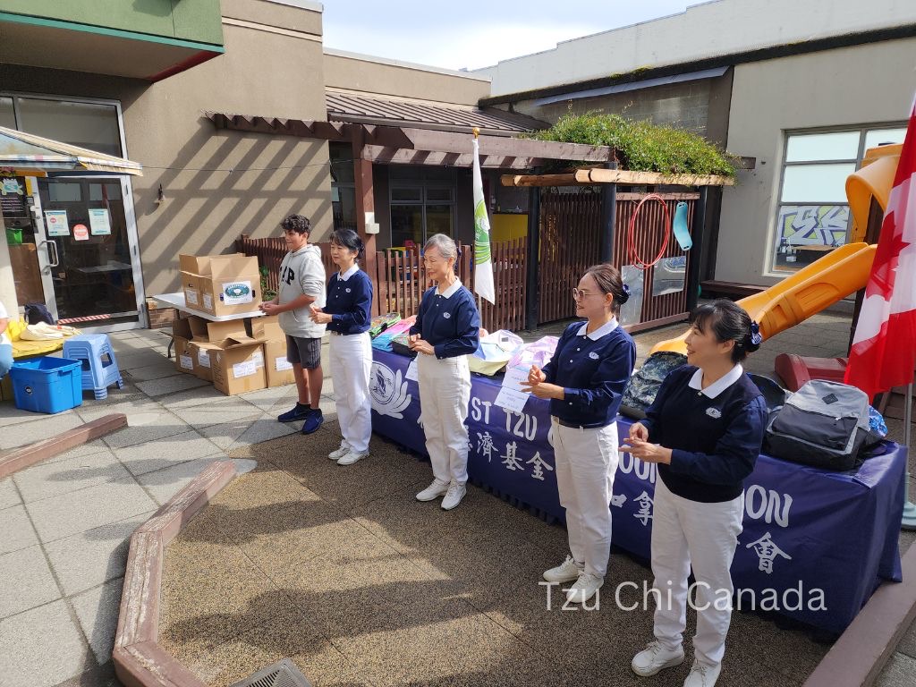 tzuchicanada's tweet photo. On 8/12, volunteers of Vancouver Service District of @tzuchicanada went to YWCA Crabtree Corner to hold a Back to School donation ceremony to hand over 250 backpacks &amp; stationary, in 42 boxes, to Crabtree Corner.  A family represented to receive these backpacks. https://t.co/l7MLKVdb5k