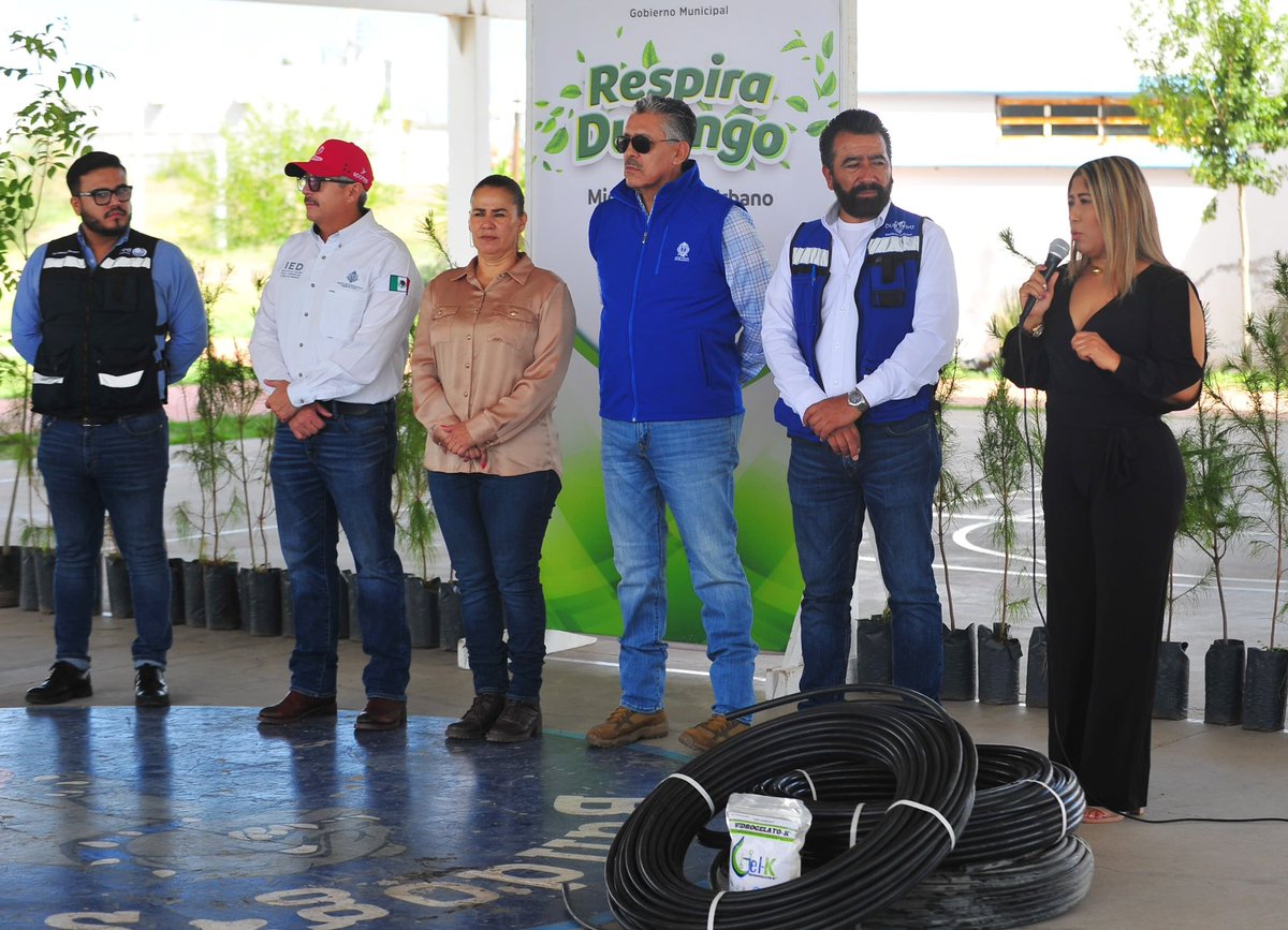 Isabel_Onti_'s tweet photo. ¡Durango se vuelve más verde!
reconocemos la visión y trabajo del Alcalde
@josejoseantonio al igual a la Dirección de @AmbienteDgo por la creación de los microbosques en nuestro Municipio. Un ejemplo de compromiso con el medio ambiente #DurangoVerde
#Microbosques 🌳✅ https://t.co/SwbKlMyICL