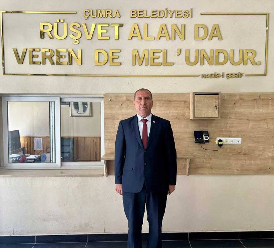 dailyislamist's tweet photo. 🔴 Seçimi kazandıktan sonra Hadis-i Şerif önünde poz veren Yeniden Refah Partili Çumra Belediye Başkanı Mehmet Aydın, “Aysel” isimli şarkıcıya konser verdiriyor: https://t.co/7E6FjgQ11w