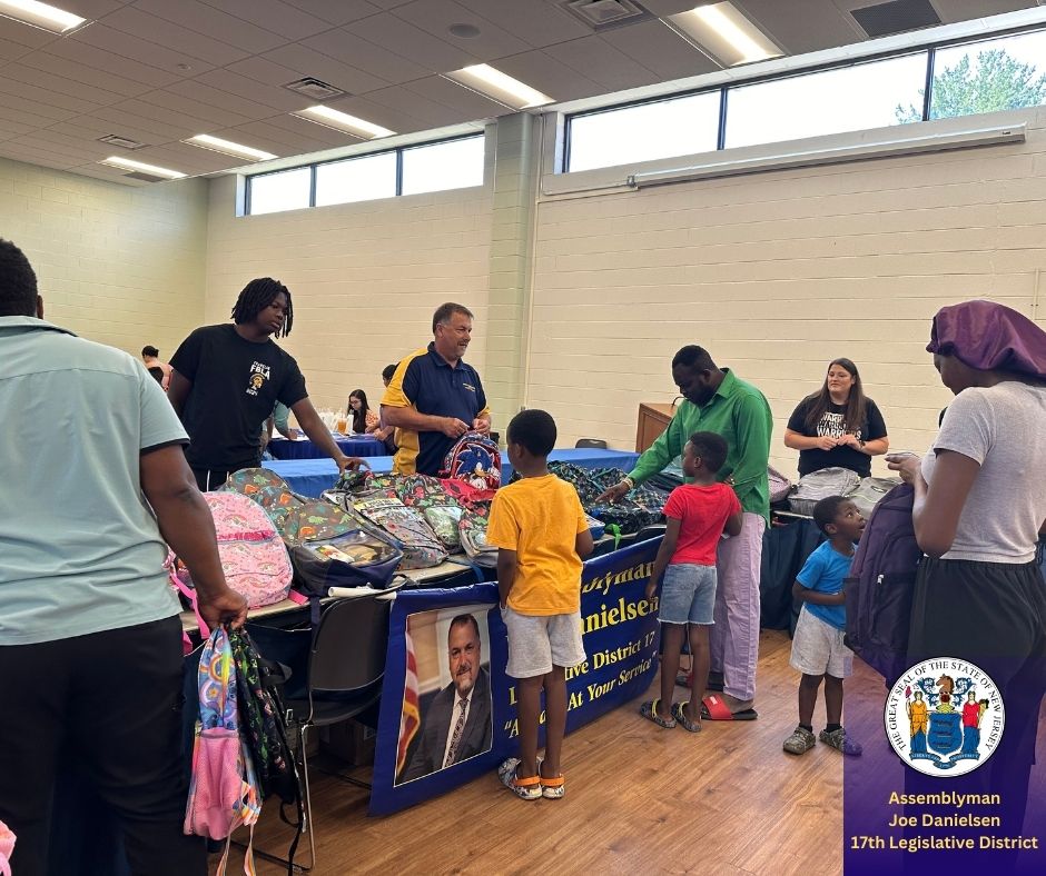 JoeDanielsen17's tweet photo. Partnerships with the Somerset County Department of Health, ZUFALL, ICNA Relief, and the Franklin Food Bank added to yesterday's success. All were on-site to provide additional services to families. #projectbackpack #franklinboe #alwaysatyourservice #njld17 https://t.co/7emHgfcUpL