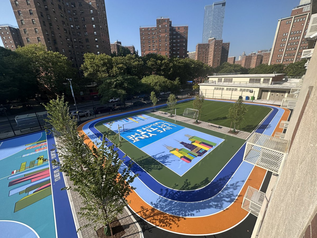 UNMSRocks's tweet photo. Happening now: Our UNMS Incoming 6th Grade In-Person Orientation. Please join us! #unmsrocks @District1NYC https://t.co/YqAs5RwWzf