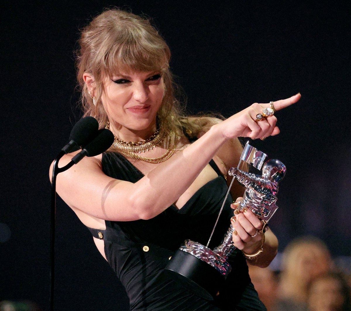 TheSwiftSociety's tweet image. 🚨| WE ARE LOSING!! Please vote for Taylor at the #VMAs

Vote NOW: vote.mtv.com