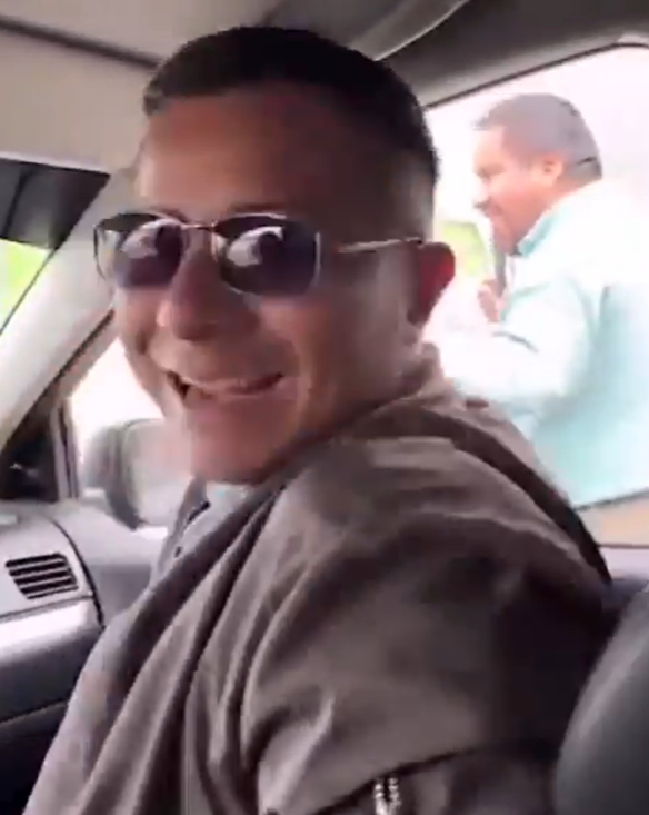 No solo te has burlado de un señor que no ve, para darle un billete falso de 20 dólares, sino que le has robado, por que el señor te da el cambio con  un billete de 10 y de  uno de 5 dólares que no son falsos
Que bien que te hayan botado del trabajo "RONALD RAFAEL TOMALA DELGADO"