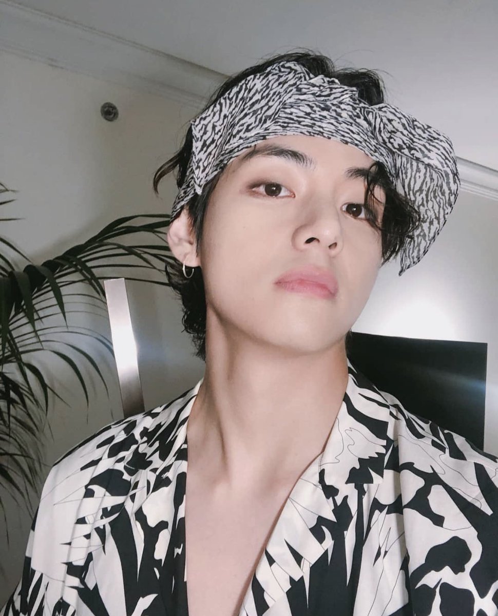 bts_thvv's tweet photo. 오늘 어떻게 지내? 💁‍♂️ https://t.co/nsZy6RD4o7