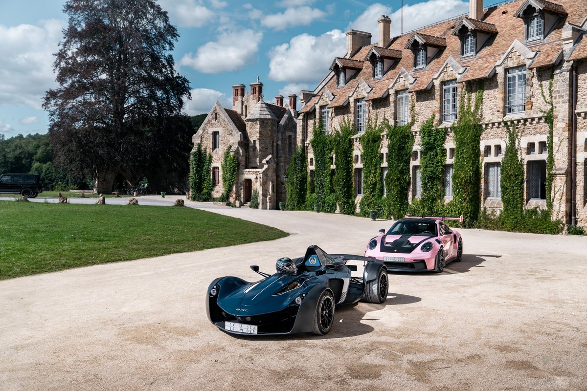 AntoineLYC's tweet photo. Moi qui ai toujours voulu shooter ici, c’est chose faite. Avec des voitures sympa en plus 🧘‍♂️🏎️ https://t.co/lfZ5NX7H7T