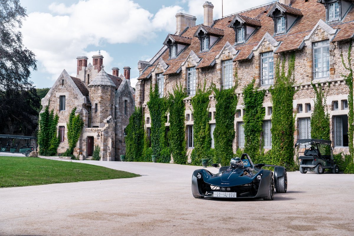 AntoineLYC's tweet photo. Moi qui ai toujours voulu shooter ici, c’est chose faite. Avec des voitures sympa en plus 🧘‍♂️🏎️ https://t.co/lfZ5NX7H7T