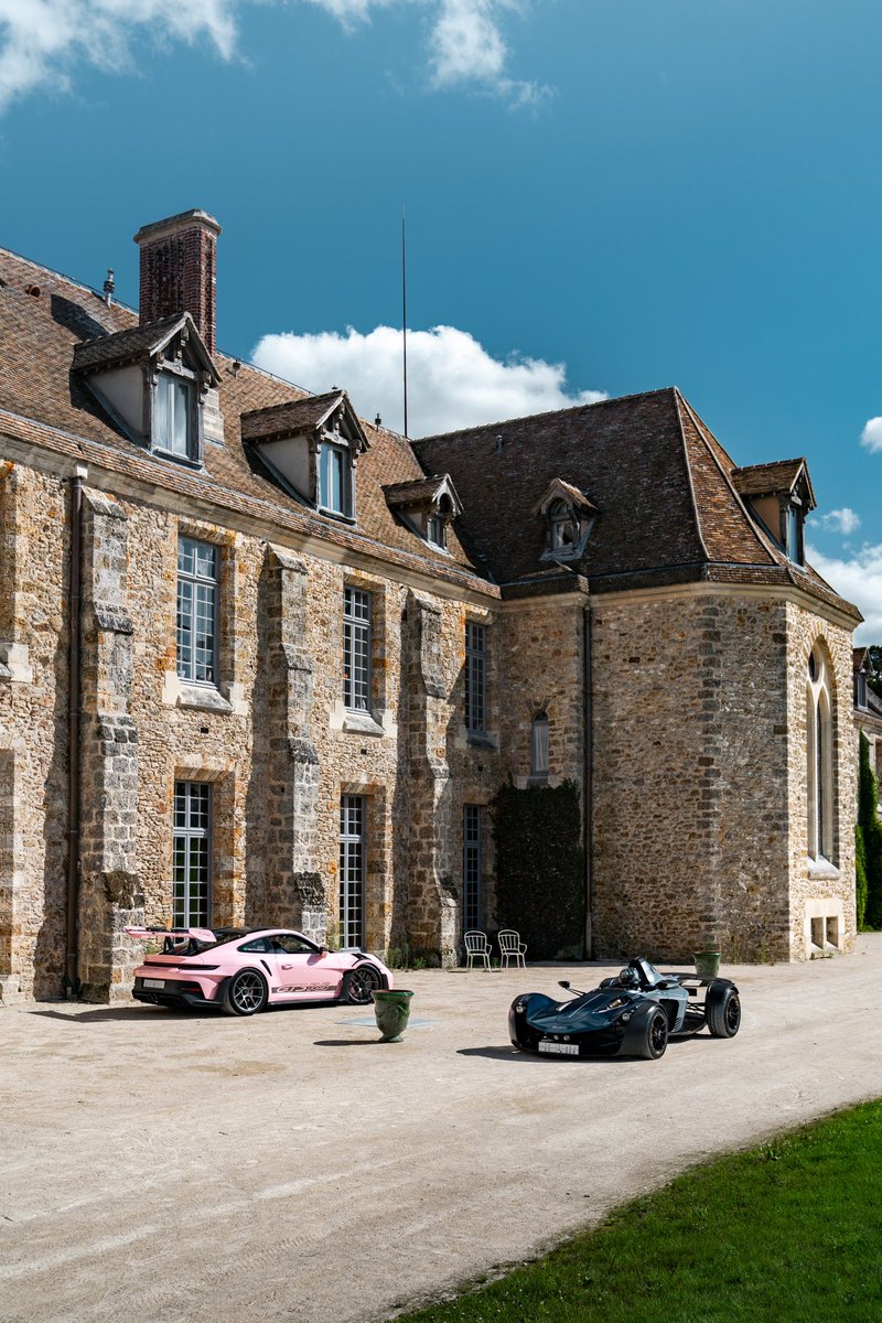 AntoineLYC's tweet photo. Moi qui ai toujours voulu shooter ici, c’est chose faite. Avec des voitures sympa en plus 🧘‍♂️🏎️ https://t.co/lfZ5NX7H7T