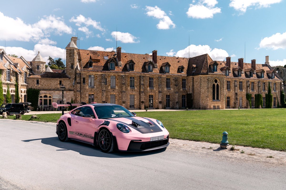 AntoineLYC's tweet photo. Moi qui ai toujours voulu shooter ici, c’est chose faite. Avec des voitures sympa en plus 🧘‍♂️🏎️ https://t.co/lfZ5NX7H7T