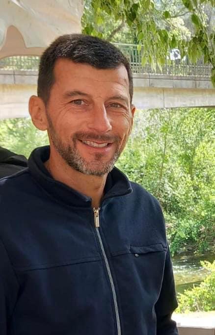 AiutuP's tweet image. 𝗖𝗵𝗿𝗼𝗻𝗶𝗾𝘂𝗲 𝗱'𝘂𝗻 𝗵𝗮𝗿𝗰𝗲̀𝗹𝗲𝗺𝗲𝗻𝘁 : 𝘂𝗻 𝗵𝗼𝗺𝗺𝗲 𝗮̀ 𝗮𝗯𝗮𝘁𝘁𝗿𝗲

Jean-Marc Dominici a été incarcéré en 2004. Il a purgé 8 ans et demi de prison, suivi de 6 mois de bracelet électronique et un an de liberté conditionnelle.
Depuis 2015, il est inscrit au…