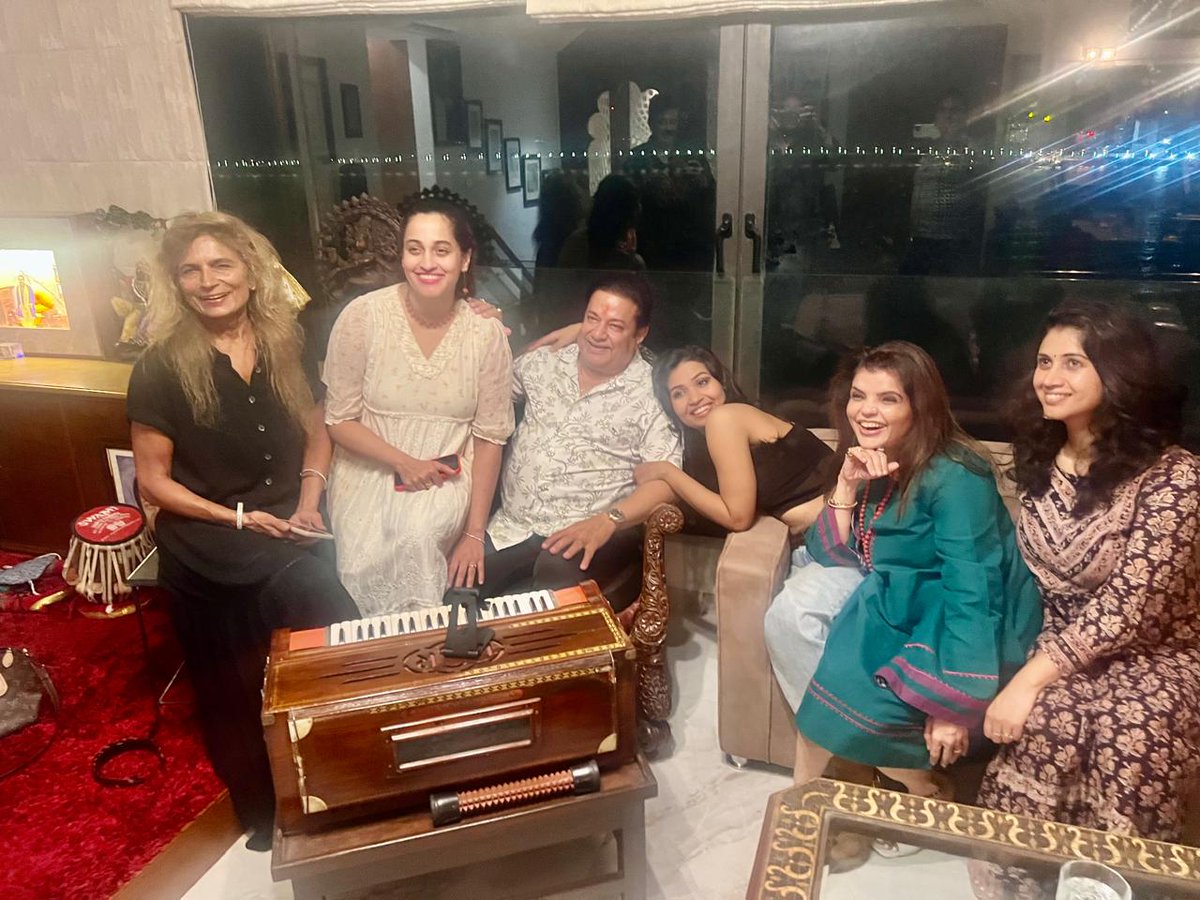 anupjalota's tweet photo. A spectacular night featuring Rachna, Shivangi, Leena Bose, Shweta Pandit, and Behula! 🌟🎤 Their combined talents created an enchanting musical experience. #LeenaBose #Shivangi #ShwetaPandit #Behula #Rachna #LiveMusic #PerformanceArt https://t.co/i4LejdfHf9