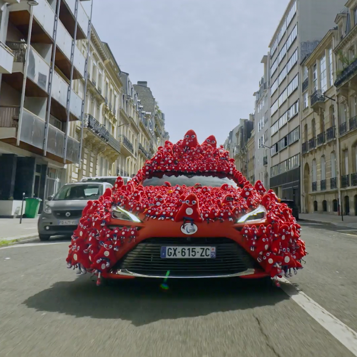 Paris2024's tweet image. Théo Curin libère la mascotte qui est en lui et crée le Taxi Phryges ! 🚕

-

Théo Curin unleashes his inner mascot and creates the Phrygian Taxi! 🚕

#Paris2024