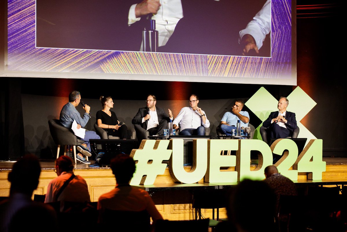 Mouv_ImpactFr's tweet photo. 👏🏻 Clap de fin pour cette 6ème édition des Universités d’Été de l’Économie de Demain !  Près de 3000 entrepreneurs et dirigeants engagés ont répondu à l’appel pour #rediriger leurs organisations : à nous de tirer les enseignements de ces #UED24 et de prendre part activement aux défis majeurs de notre siècle. 
Après plus de 55 sessions et des apprentissages aux #UED24, place à la soirée #UEDNight organisée avec le soutien de la Cité internationale universitaire de Paris 🎉  Un grand merci à nos co-organisateurs, nos speakers et nos partenaires pour leur engagement 💚
 📸 Quentin Chevrier  / Edouard Monfrais