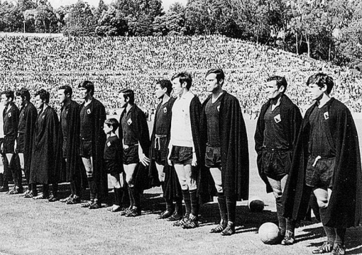 footyheritage's tweet photo. 22 June, 1969 🇵🇹

After student protests rocked Portugal, Académica de Coimbra took to the field in the Taça de Portugal final against Benfica.

They wore black students' robes in solidarity with protestors and in mourning for those suppressed by the fascist regime.

5 years later, inspired by the protests, the Carnation Revolution would topple the regime. Académica de Coimbra played a central role in the end of fascism in Portugal.