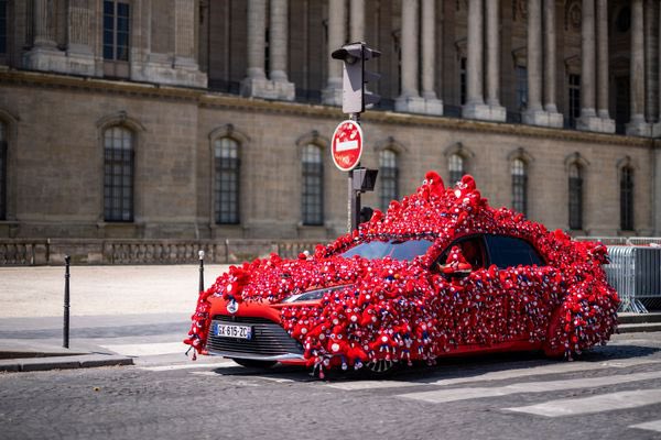 Bullesdeflo's tweet image. La Phrygemobile, c’est tellement un GRAND OUI #paris2024 #ceremoniedouverture #phryge