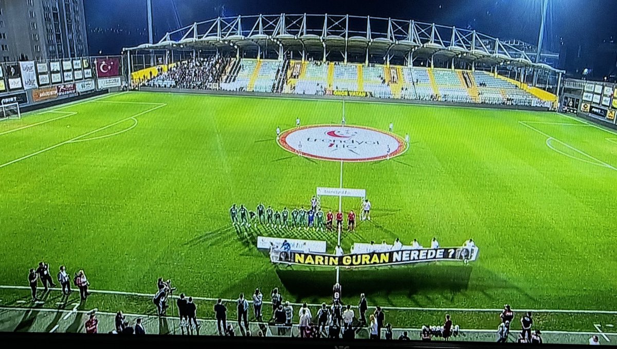 Amedspor maça ‘NARİN GÜRAN NEREDE’ pankartıyla çıktı.
