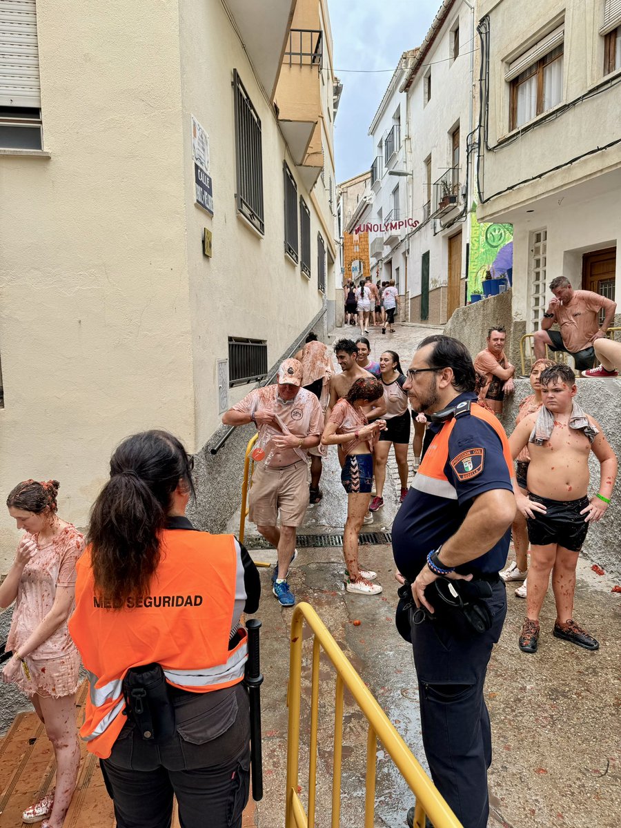 Hoy participamos en el dispositivo de seguridad con motivo de la #Tomatina2024. Evento de relevancia internacional y que atrae miles de participantes a <a href="/AytoBunyol/">Ayuntamiento Buñol</a>.

Colaboramos en el control de accesos junto FCSE y seguridad privada. 👮‍♂️

🟠 2 voluntarios + 🚨1 vehículo