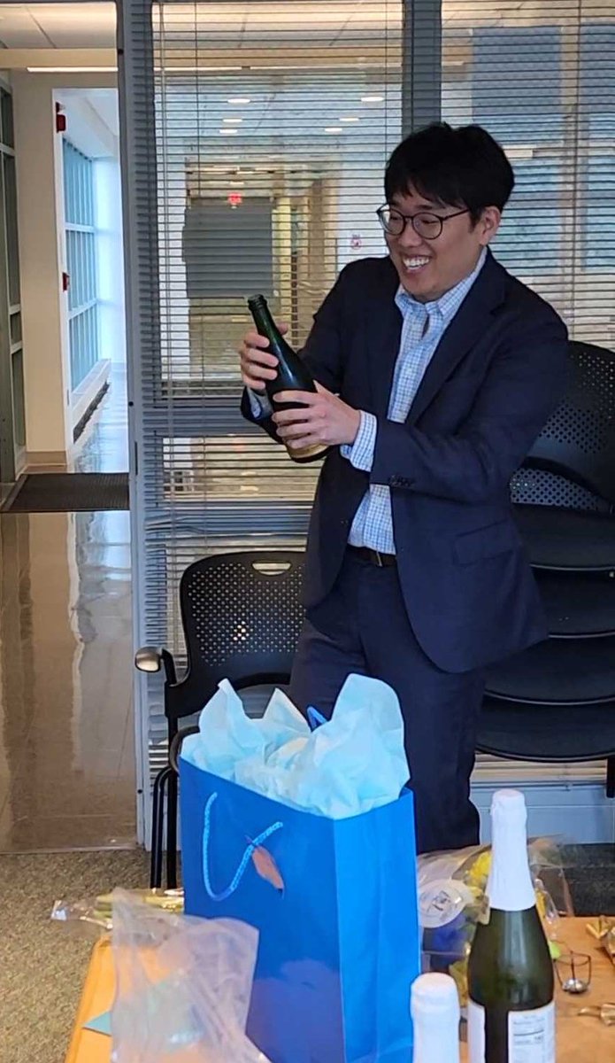 Crosby__Group's tweet image. Big congrats to Myounguk Kim for earning his PhD! 👨🏻‍🎓 He presented his novel research on &quot;Functional Polymer Coatings via Chemical Vapor Deposition&quot;. Well done, Dr. Kim! 🎉 #polymerscience #PhDlife
