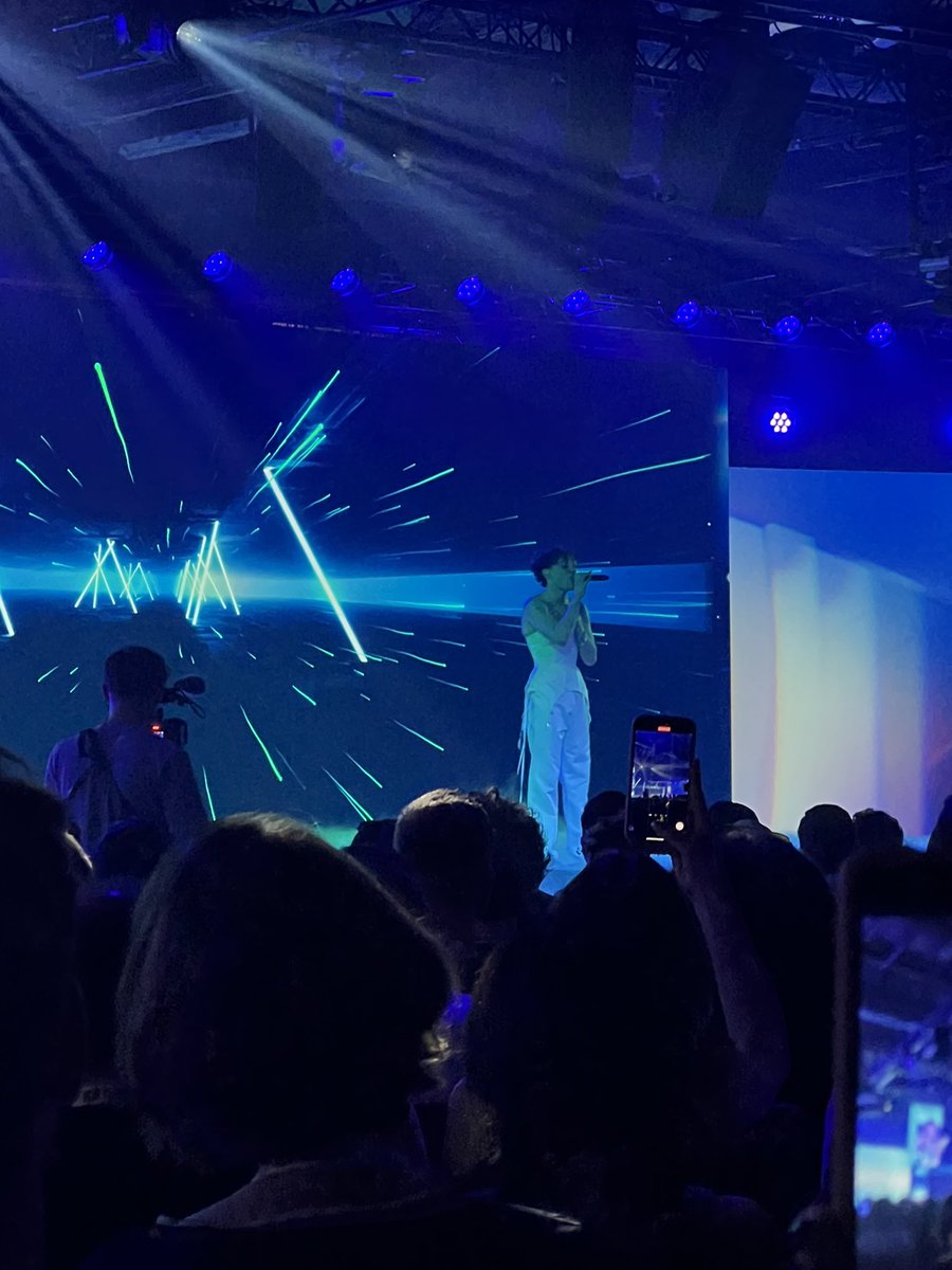 @Nemo opens the YouTube Festival 2024 - wow, what a nice surprise #YTF24 #Nemo