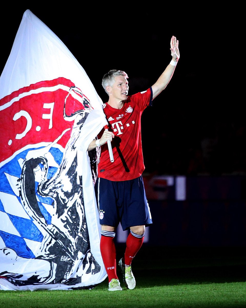 🎶 𝙑𝙤𝙘𝙚̂ 𝙙𝙚𝙞𝙭𝙤𝙪 𝙨𝙖𝙪𝙙𝙖𝙙𝙚, 𝘽𝙖𝙨𝙩𝙞…🥹

Há 6 anos, Schweinsteiger vestiu as nossas cores pela última vez e emocionou a todos na Allianz Arena. 

#FCBayern #MiaSanMia