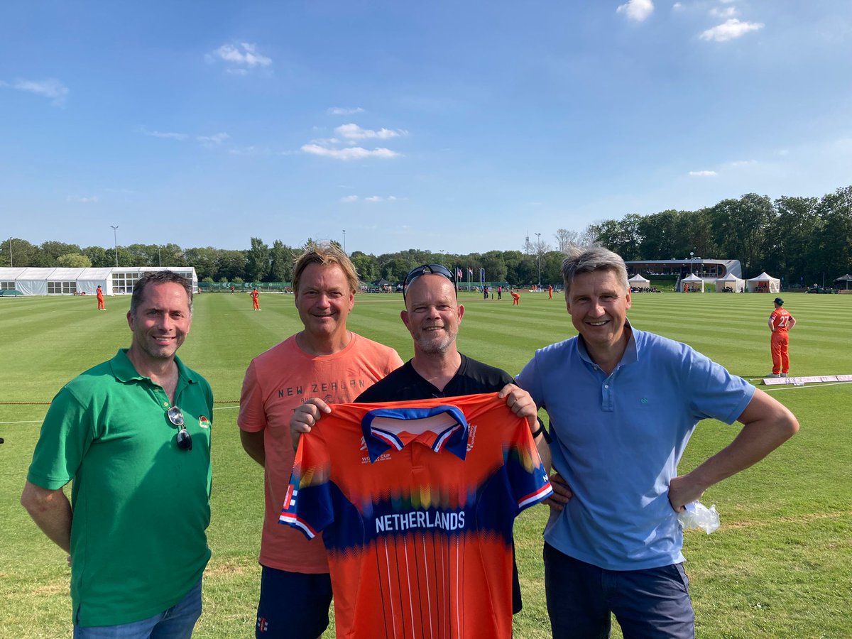 Vandaag dit fan-tas-ti-sche WK shirt overhandigd gekregen door de mannen van de <a href="/OverCricketX/">OverCricketGesproken</a> podcast. HOWZAT?? #NEDvUSA #T20 #Cricket