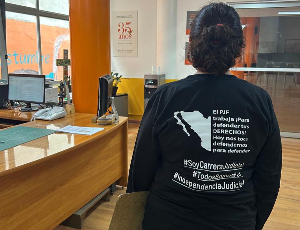 CentroProdh's tweet photo. Desde el @CentroProdh nos seguimos solidarizando el paro de las y los trabajadores del #PoderJudicial frente una reforma regresiva y contraria a #DDHH.
 
Nos consta que aún en estas condiciones, notificadores continúan trabajando en casos urgentes 👇 https://t.co/0z4yTHNfNF