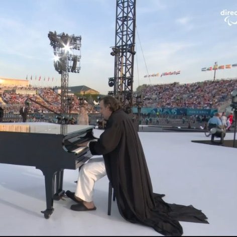 Et soudain surgit <a href="/chillygonzales/">Chilly Gonzales</a> <a href="/Paralympics/">Paralympic Games</a> #ceremoniedouverture