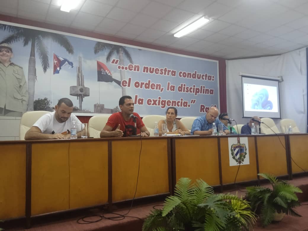 Colina_CTCuba's tweet photo. 🇨🇺 Evaluamos hoy las acciones fundamentales que guían el trabajo de #VillaClaraConTodos y cuánto más podemos hacer en sectores vitales como la producción de alimentos, en beneficio de nuestro pueblo. https://t.co/5rNtRmUaQh