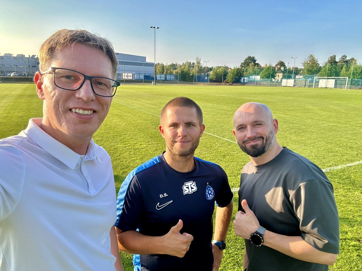 d_beger's tweet photo. Niebieska gościnna wizyta przy #cicha6. Tak świętochłowicko dawno nie było w @RuchChorzow1920 😉 Trzymamy kciuki za zmianę oblicza i nadrobienie punktów 🤜🤜🤜 https://t.co/Ginjqqncwj