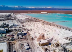 conflictominero's tweet photo. Salar de Atacama en Chile se hunde 1-2 centímetros al año por extracción de salmuera para litio https://t.co/HzBwtp2Y4M https://t.co/bqjnF7a1X3