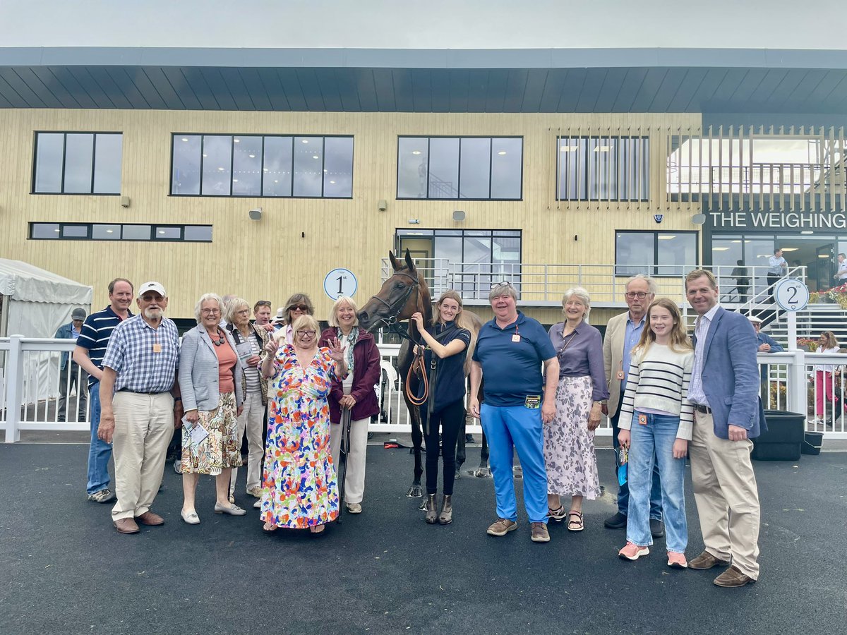 👑Queen of the Vale👑 makes it 2 from 2 <a href="/WorcesterRaces/">Worcester Racecourse</a> under <a href="/GavinSheehan92/">Gavin Sheehan</a> trained by <a href="/jamiesnowden/">Jamie Snowden</a> for our very own Lead the Way Syndicate - thrilled for all of her connections a smashing filly 🩷🩷🩷

#winnerwinner 🥂#Queenie #takethelead #leadtheway