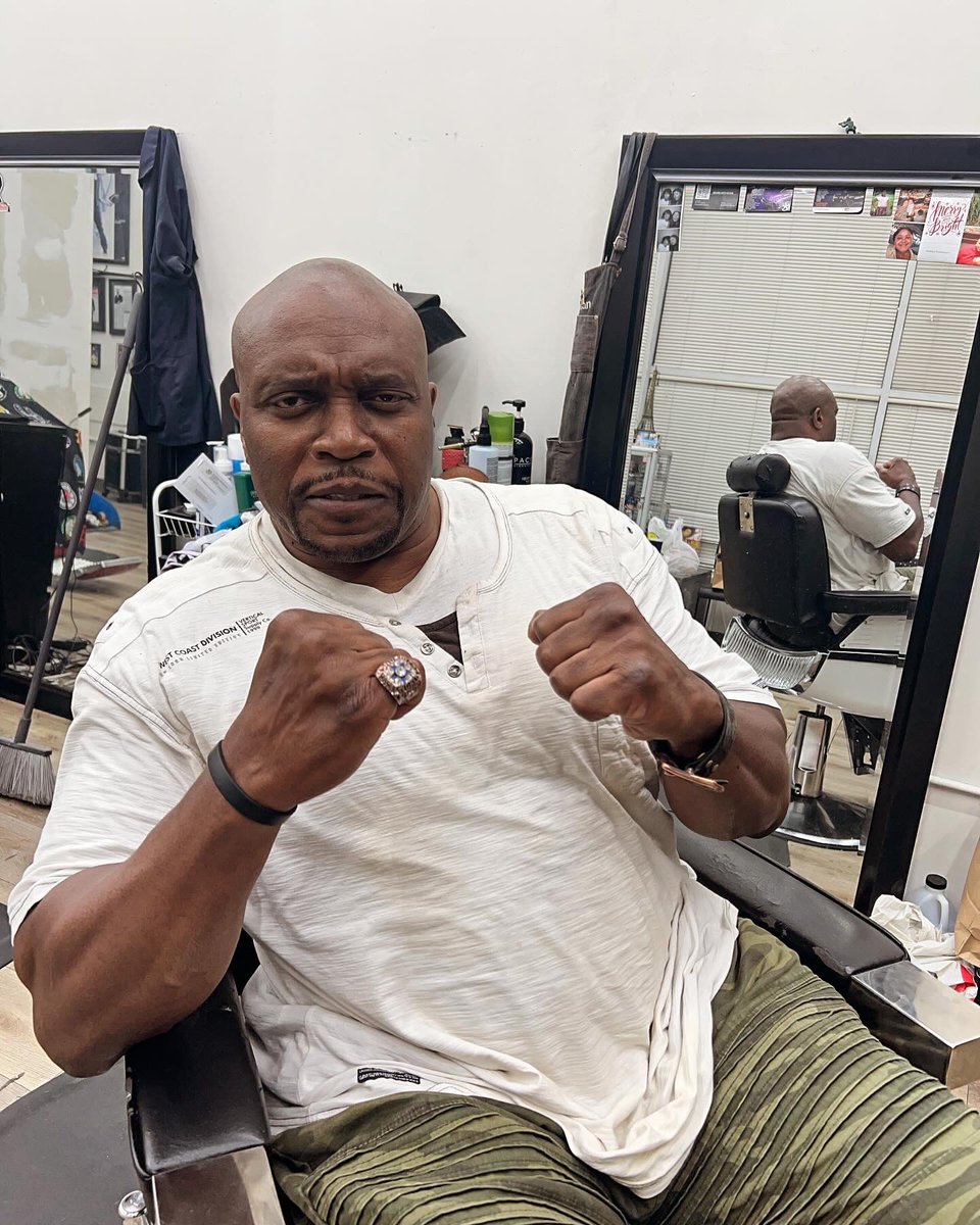 lesterspeight's tweet photo. I still have a purpose 🧡 not just older in my #sixty but #wiser 🤔I hope 😅 #god is #love…I’m #godfirst 💫 I’m thankful for the start of shooting my new comedy film 🎞️ on my birthday…#godhasasenseofhumor 😉 #love ❤️ on my birthday 🎂 🍾🕺🏾 https://t.co/mnk4Z0UjzX