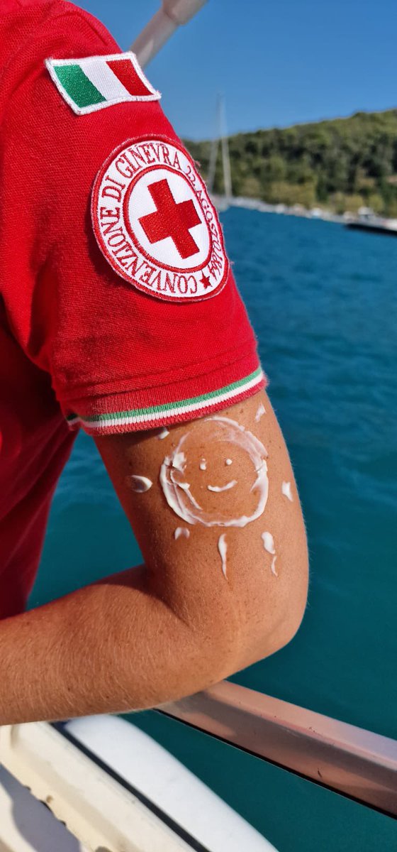 CriLiguria's tweet photo. Sabato è stata l'ultima attività di quest'anno per quanto riguarda la prevenzione delle malattie della pelle dovute alla scorretta esposizione al sole da parate dei ragazzi dei @giovanicrilaspezia in collaborazione con @nivea  🧴☀️👒😎🛥️
Arrivederci al prossimo anno 👋🏻⛑️ https://t.co/8Fklh2QQBF