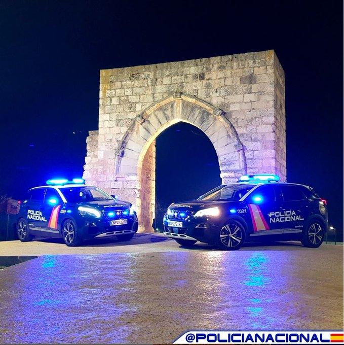 policia's tweet photo. Mientras tú descansas💤, nosotros velamos por ti 🚓

👉Para lo que necesites 📞0⃣9⃣1⃣

#BuenasNoches https://t.co/03wEm9rXE5