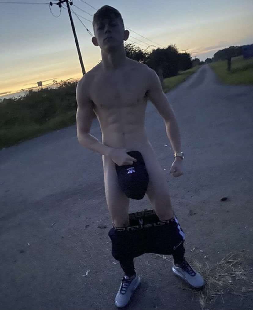 Charliepuglisi9's tweet photo. Male Public Nudity https://t.co/tiizGwghae