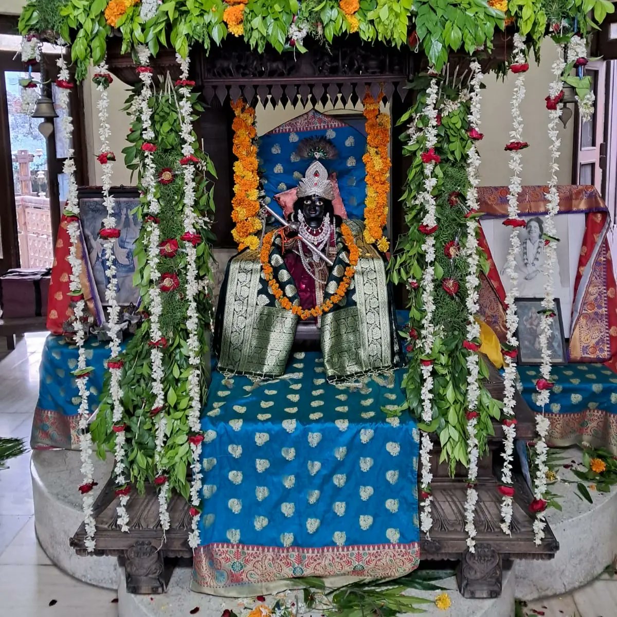 TraditionalVar1's tweet image. 26 aug 2024 को #कृष्णजन्माष्टमी मनाई गई, भक्तों ने व्रत कर के मंदिरों एवं घरों में श्रृंगार किया और मत्था टेका।
#बनारस में ये उत्साह का माहौल अभी छट्ठी तक चलेगा।
#शिव की नगरी #काशी अपने हर त्यौहार को एक दम अलग ही अंदाज़ में मनाती है।
#krishnajanmashtami2024