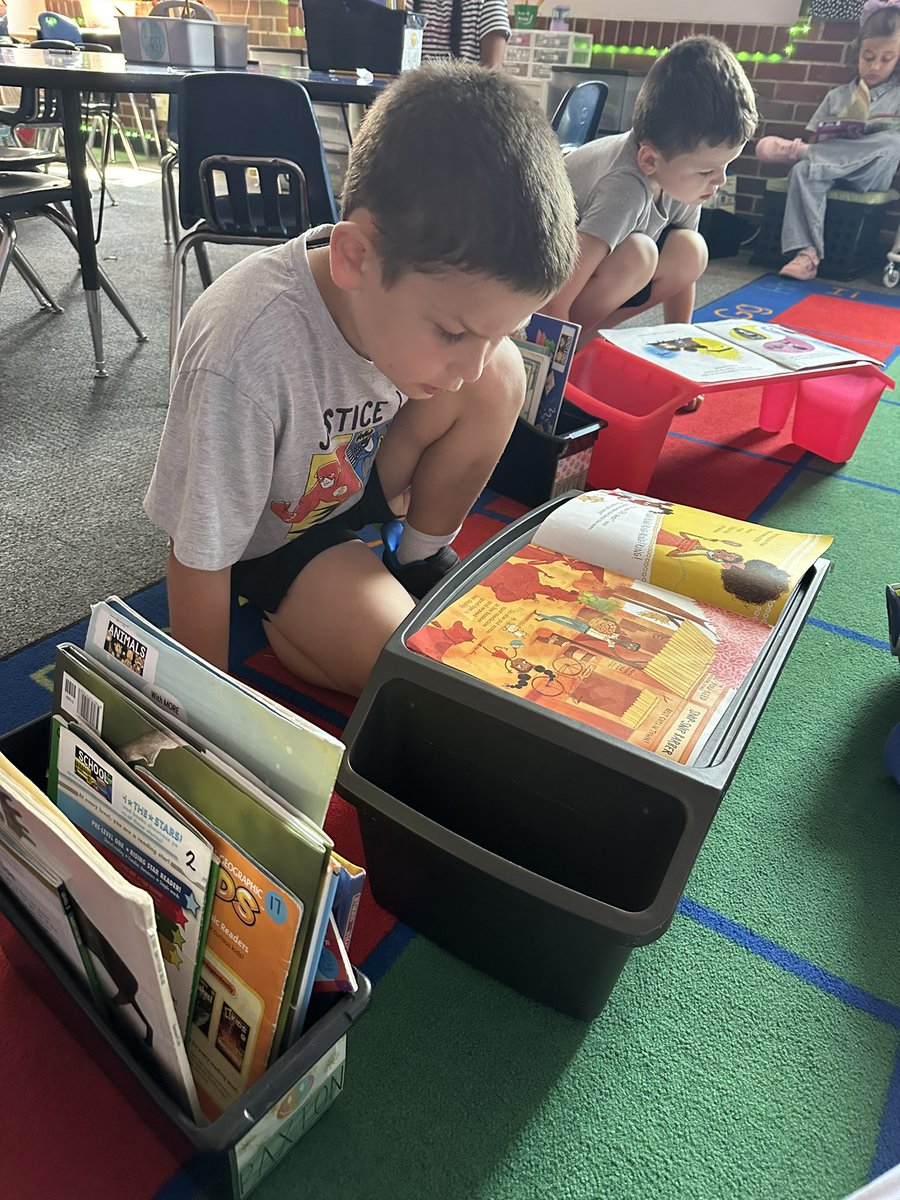 1st graders practicing real reading vs. fake reading! <a href="/MBRoadrunners/">Meadowbrook NKC</a> 💙💚