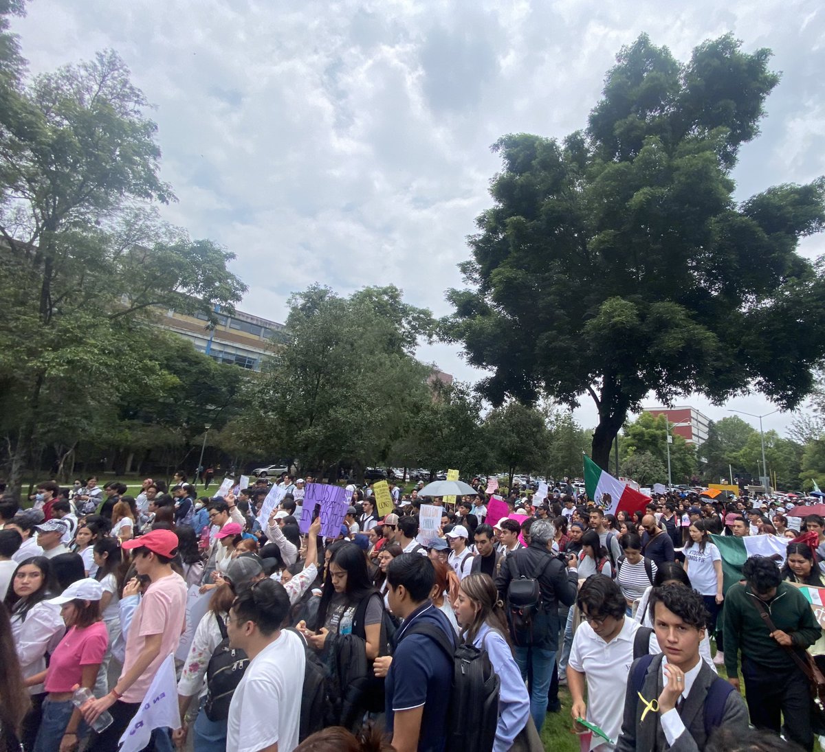 garza_onofre's tweet image. “Estudiante consciente se une al contingente”

“Si el pueblo se informa no pasa la reforma”

 “Profesor consciente se une al contingente”

“Se ve se siente la UNAM está presente”

“Carrera judicial orgullo nacional”
