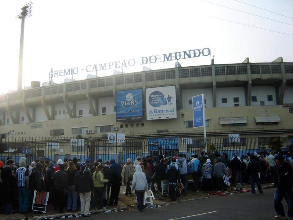 Beto_ASK's tweet photo. @riiibeirobrunaa “A era digital vai facilitar as coisas” hj os caras não conseguem fazer melhor do que enfrentar essa fila no antigo casarão! Isso que eu saía de São Léo pra ir ae garantir o meu e mais alguns de familiares e amigos! https://t.co/fcvHVP9Qoy