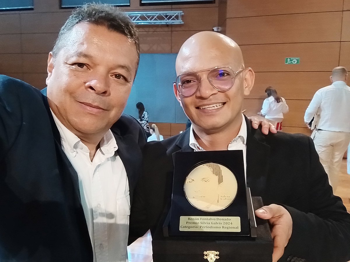 Eduberhoy's tweet image. Congratulaciones @RenanFontalvo, ganador Premio de Periodismo Silvia Galvis en #PeriodismoRegional. En esa categoría yo fui uno de los tres finalistas con reportaje de tv 'Sin límite moral: Escobar 30 años después..' Ayer #Ulibro #Neomundo en #Bucaramanga