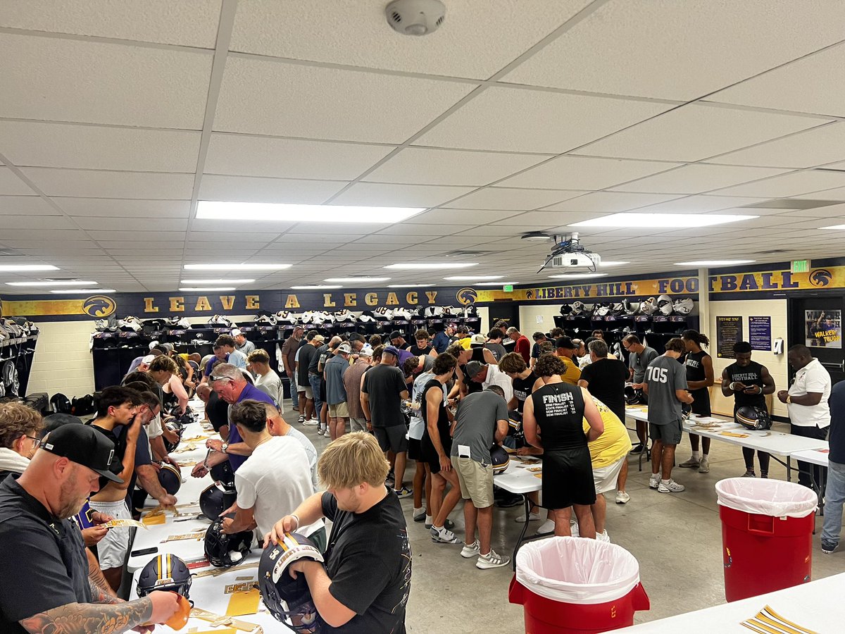 Great afternoon as we did our annual Decals with Dads! Love the support for our kids and a memory they will always remember. Week 1 is here! #F1nish 🤟